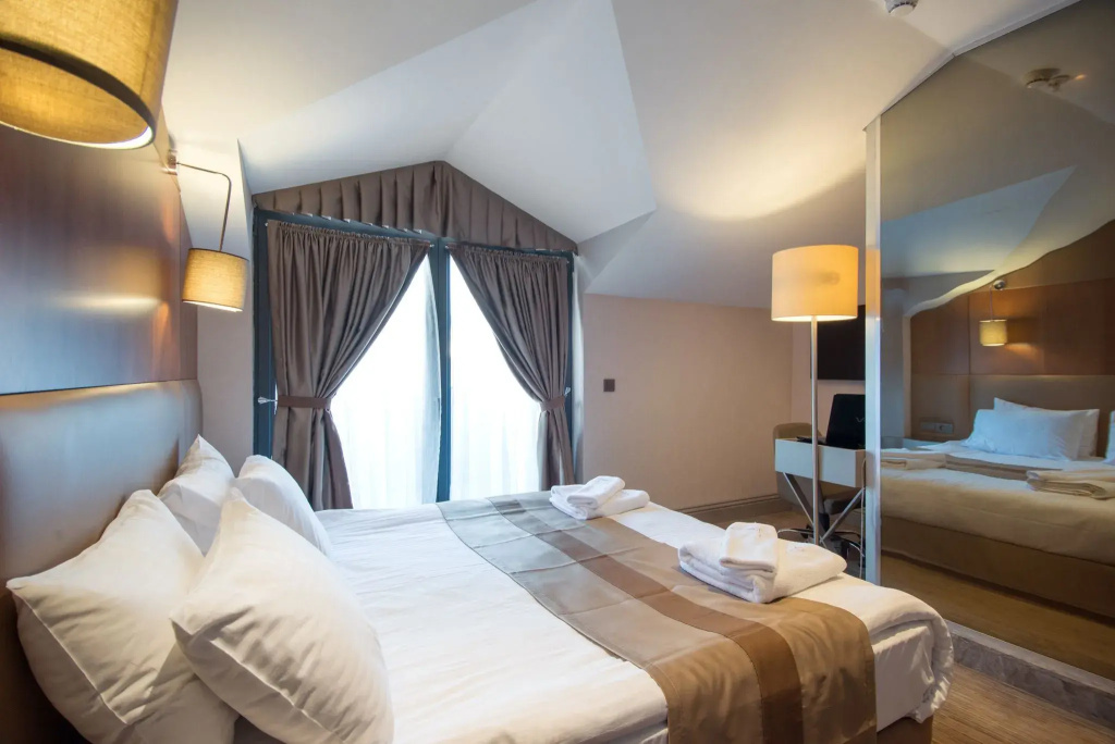 Superior Double room with balcony (full double bed)