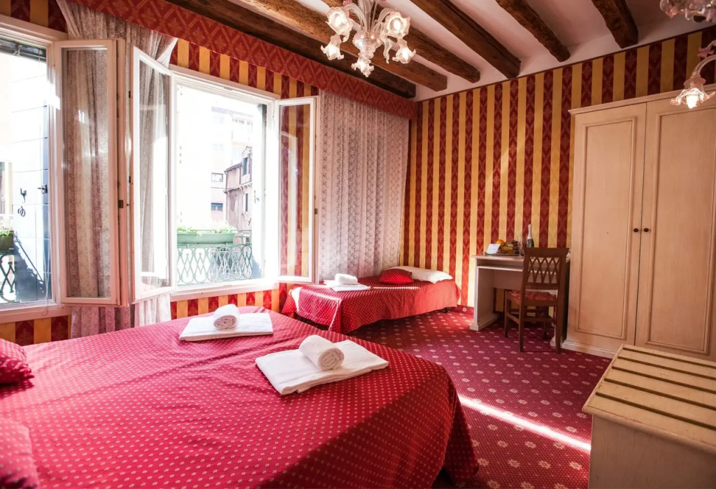 5 Leoni Double room (full double bed)