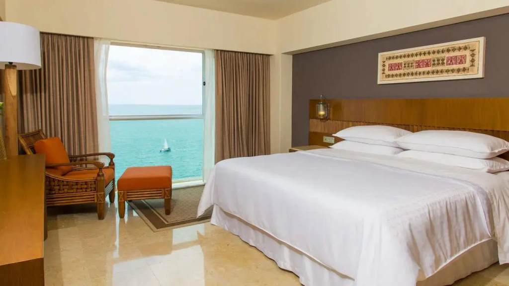 Double Club level Master Suite with balcony and with bay view full double bed