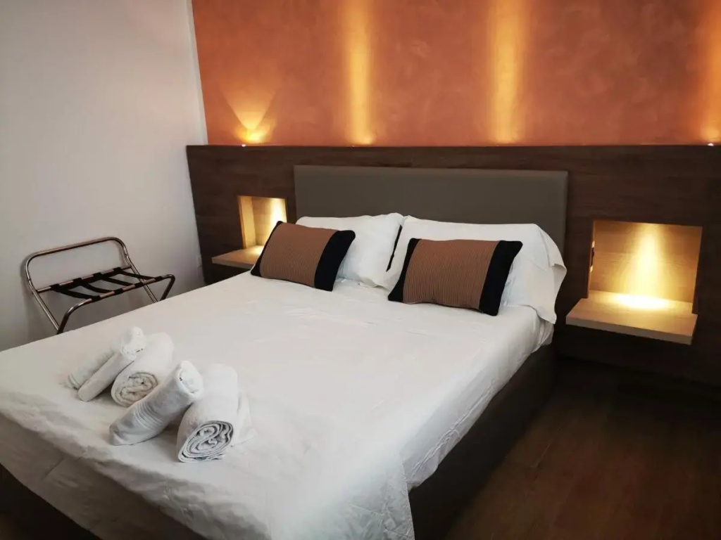Deluxe Double room (full double bed)