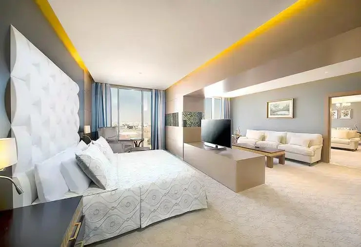 1 Bedroom Deluxe Double Suite full double bed