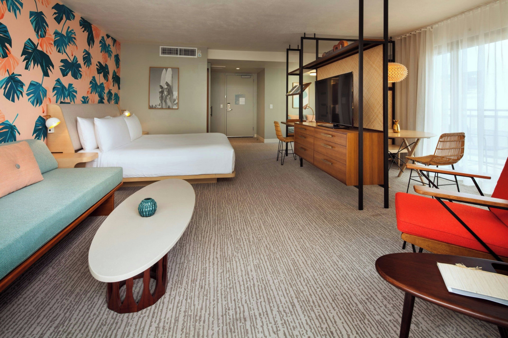 Double Suite with balcony and Waikiki Skyline View (full double bed)