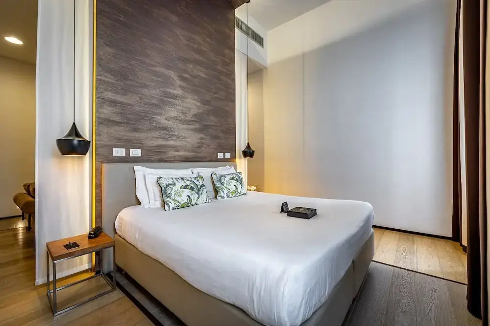Double Suite with river view (full double bed)