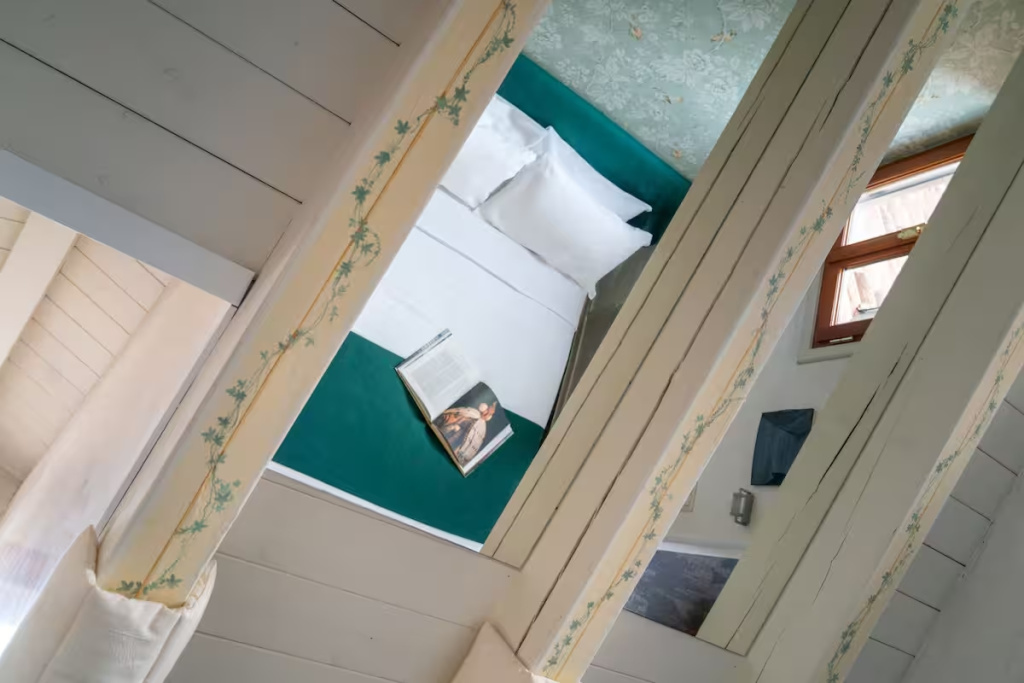 Deluxe Double Mansard (full double bed)