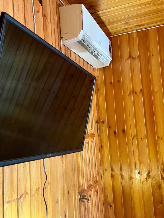 Двухместный домик с балконом двуспальная кровать в Гостевой дом