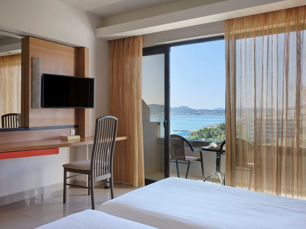 Double room with partial sea view (full double bed)