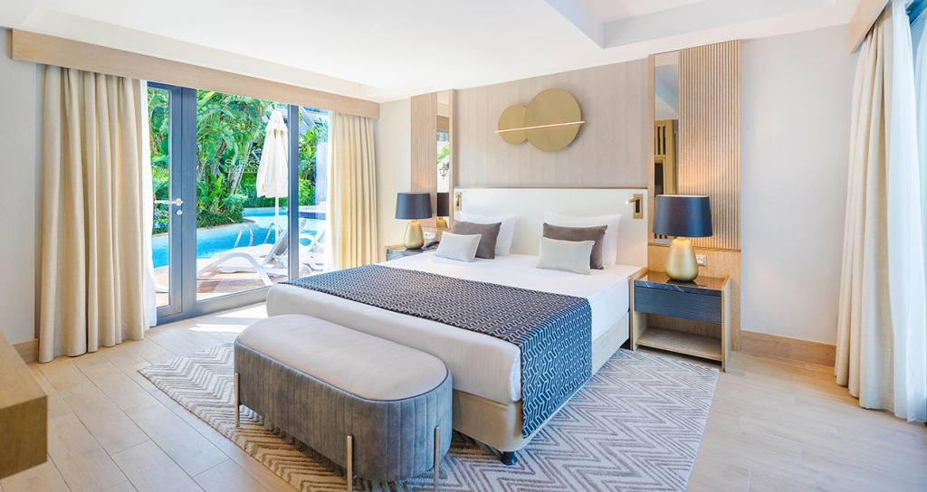 Senior Double Suite with partial sea view (full double bed)