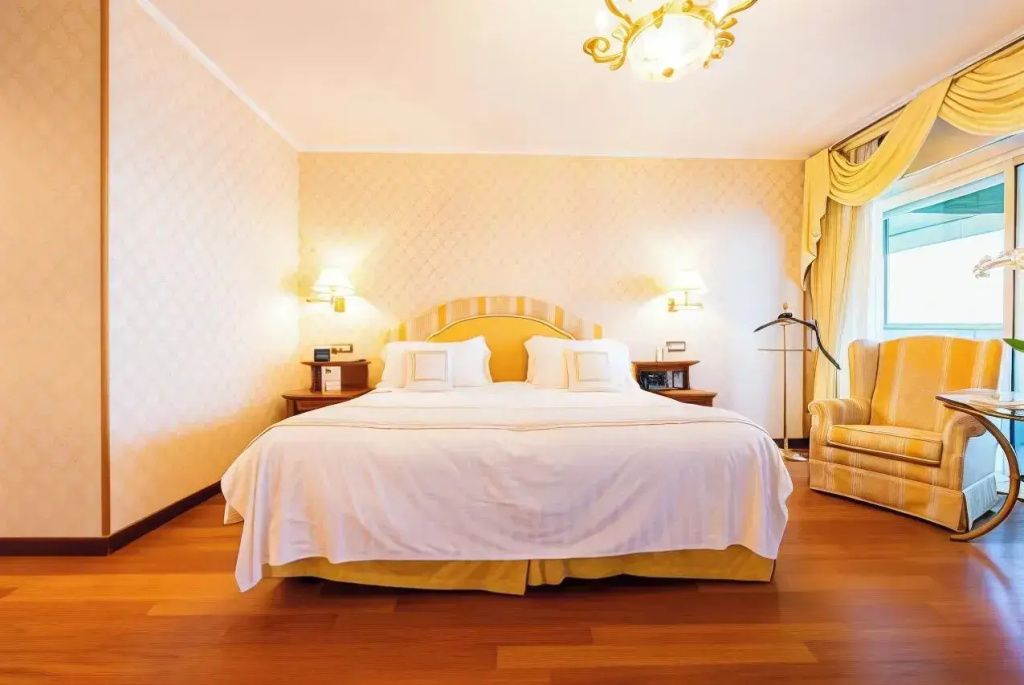 Alcove Executive Double Suite (full double bed)