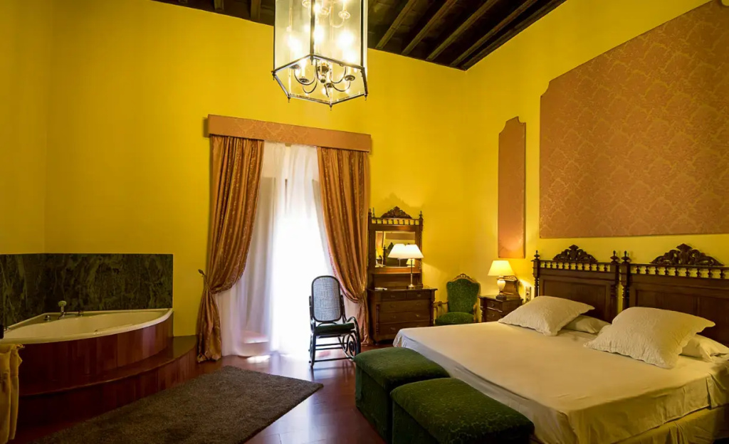 Nupcial Double Suite full double bed