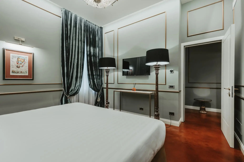 (1)Casa Cecilia Double Suite (full double bed) at Hotel Giorgione in Venice
