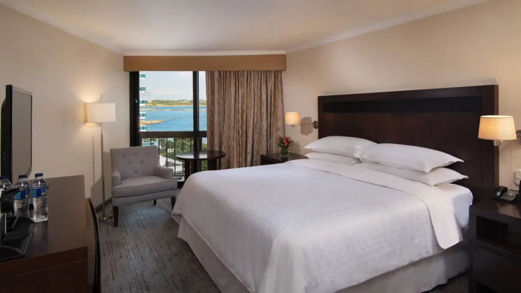 Larger Double Club room with ocean view (full double bed)