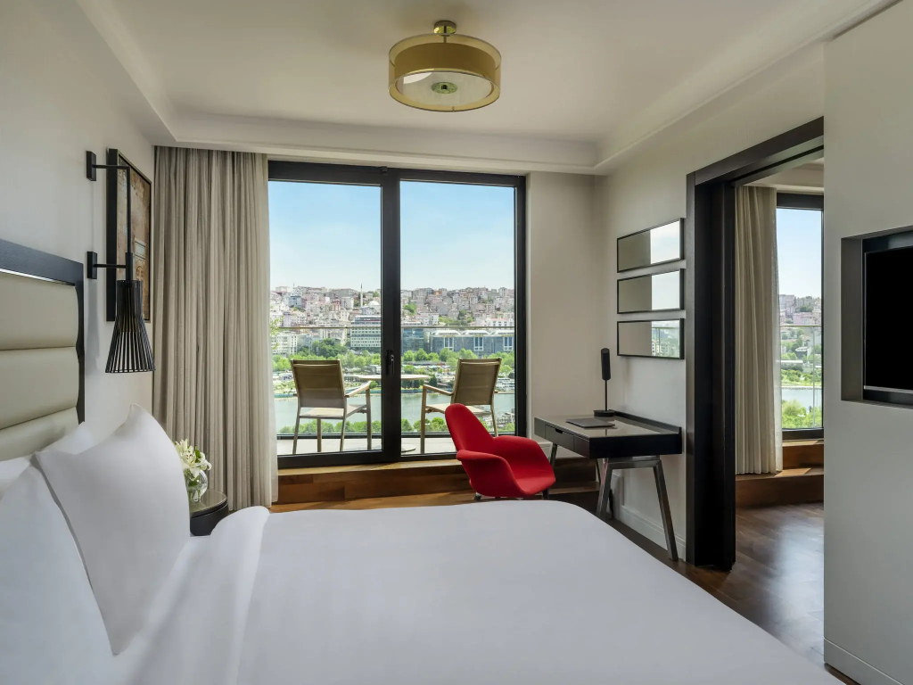 Golden Horn Double Suite full double bed
