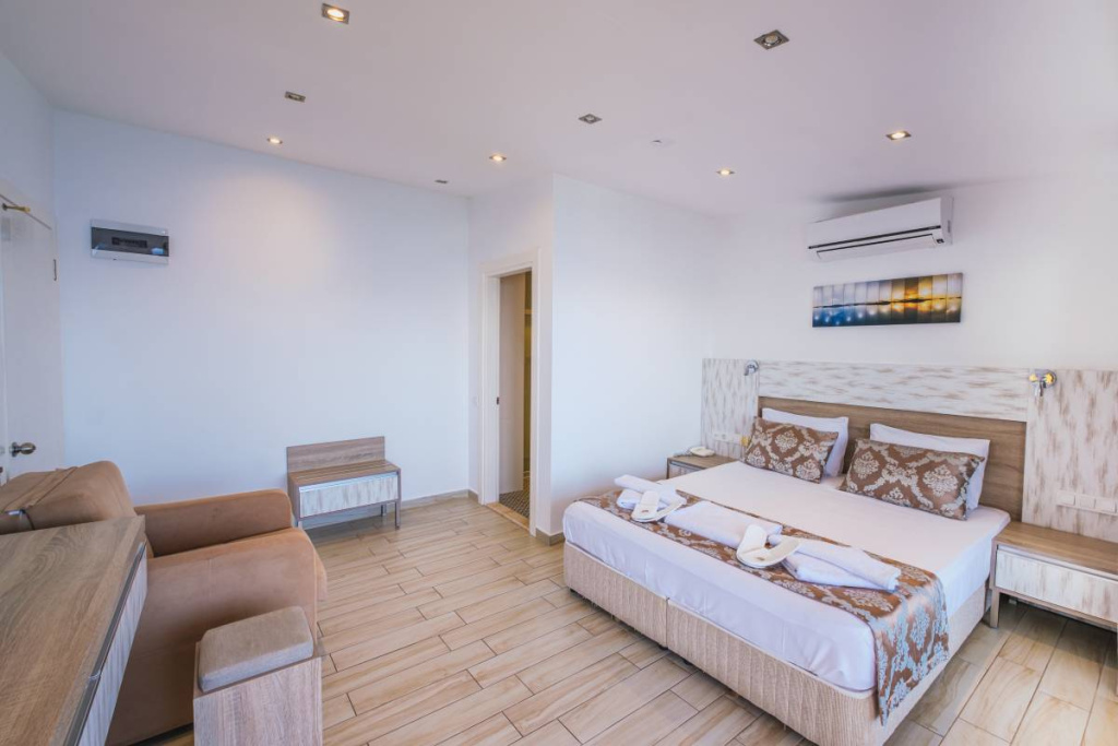 Deluxe Double room with land view (full double bed)