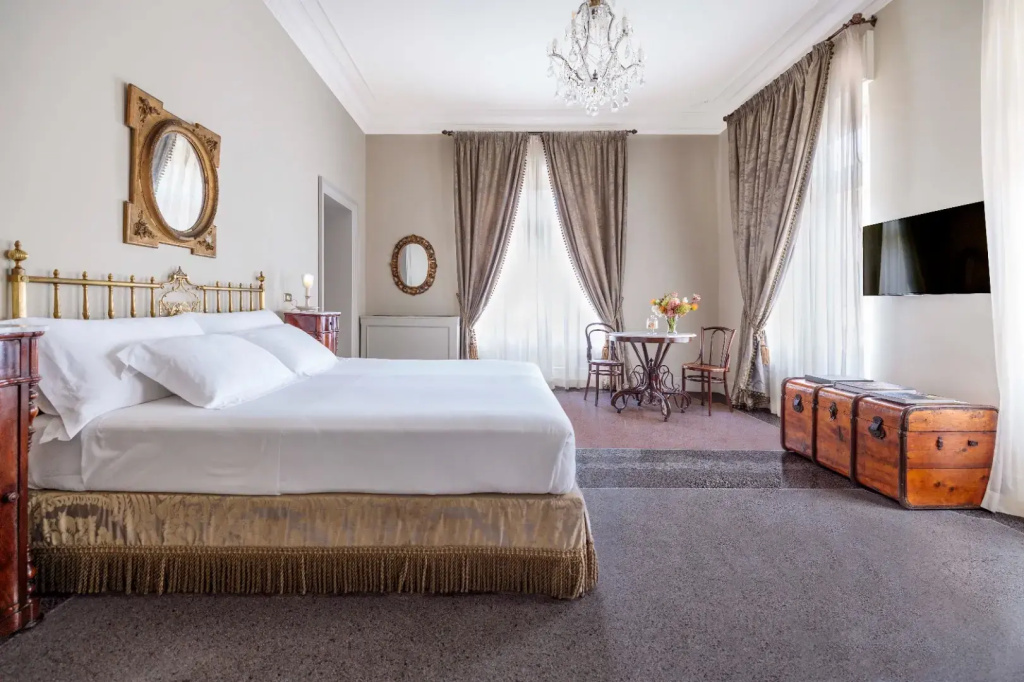 Premium Corner Double room with balcony (full double bed)
