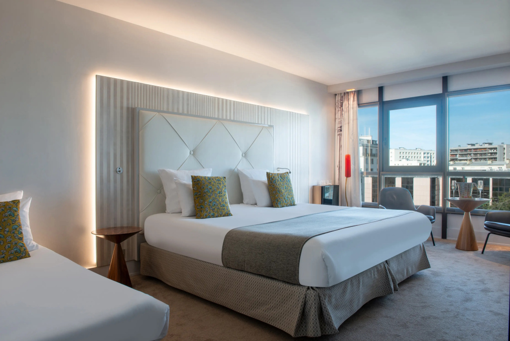 Double Junior Suite with Eiffel Tower view (full double bed)