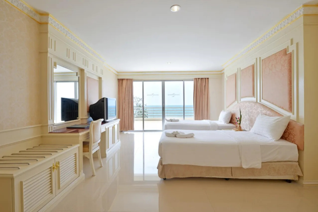 2 Bedrooms Suite with balcony and with sea view
