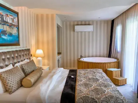Четырёхместный семейный люкс в Salonika Suites