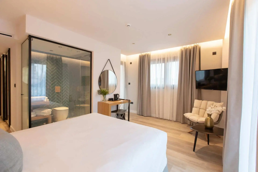 Superior Double room with balcony and with city view (full double bed)