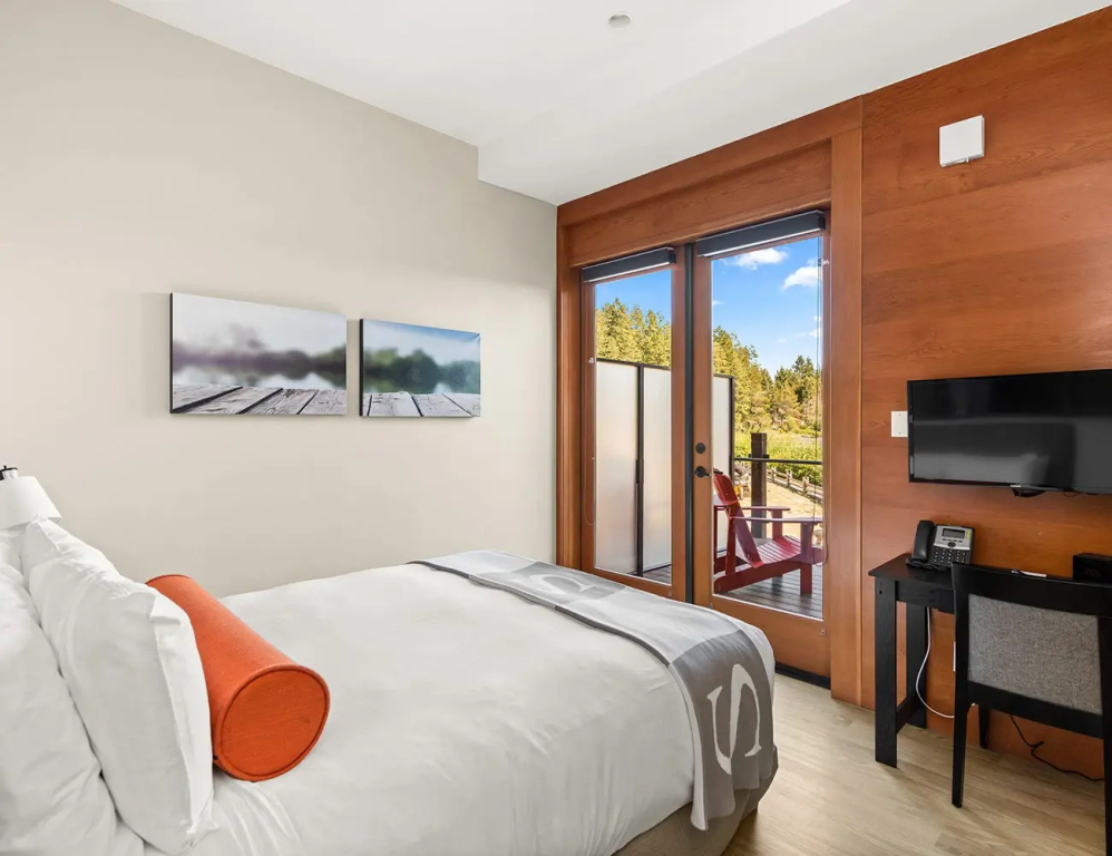 Quadruple Signature Taylor Suite with lake view
