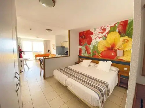 Double Studio with balcony and with sea view (twin beds)