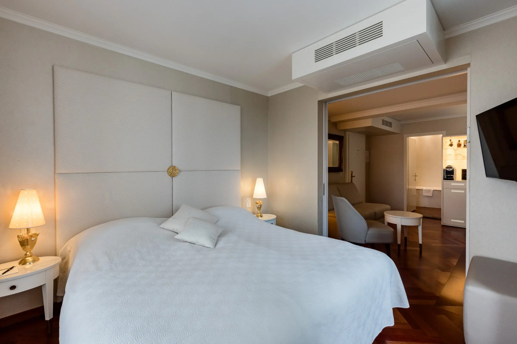 Double Junior Suite with river view (full double bed)