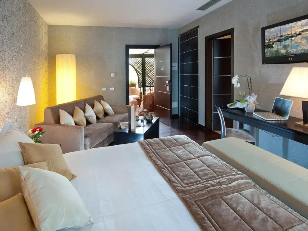 Double Junior Suite (full double bed)