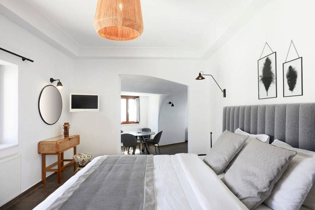 Premium Pool Double Suite with Caldera View (full double bed)