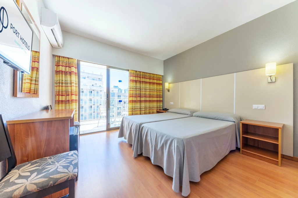 M Double room with pool view (twin beds)