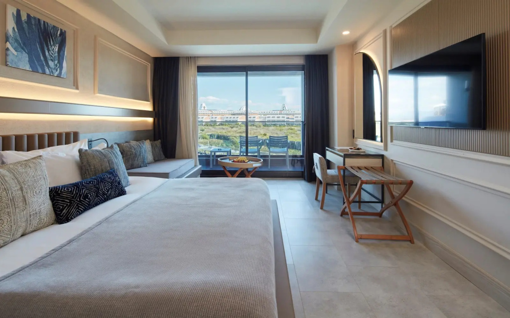 Deluxe Triple room with side sea view