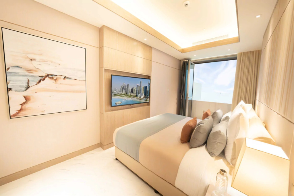 1 BED Skyline w/Pool Double Suite (full double bed)