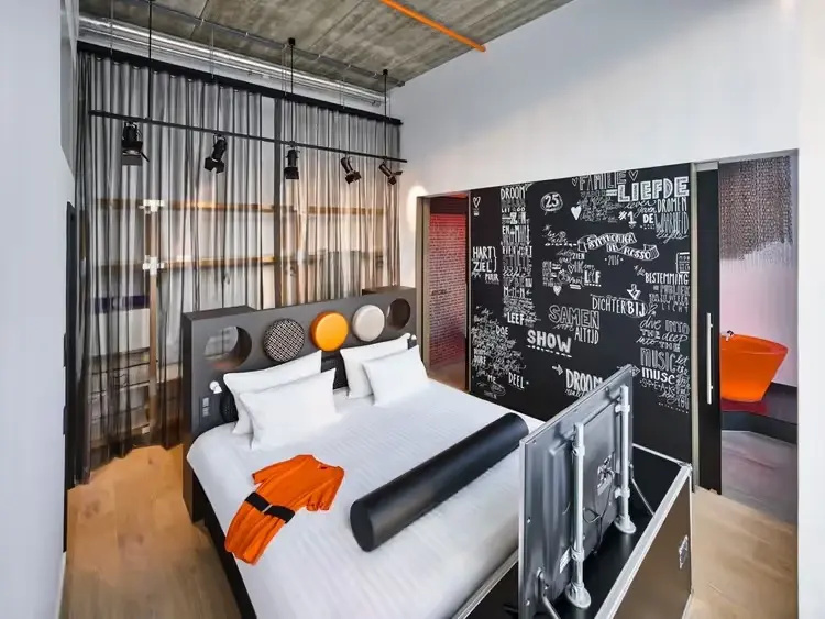 VIP Double Suite full double bed