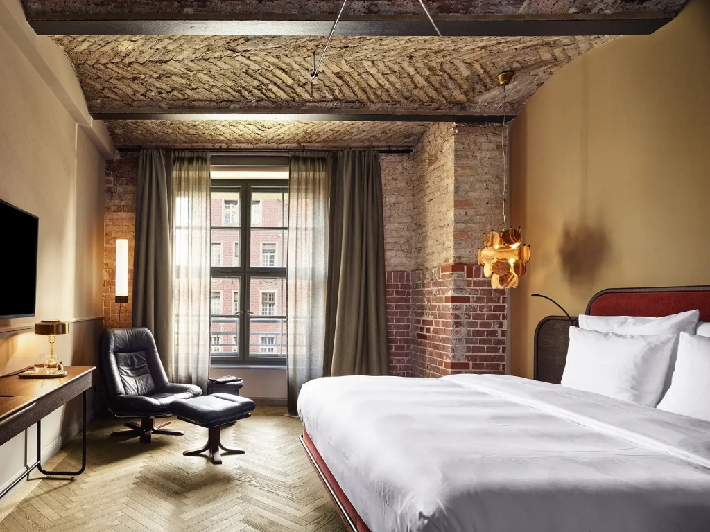 Roomy Double room with city view (full double bed)