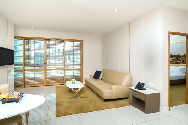 Corner Double Suite with balcony (twin beds)
