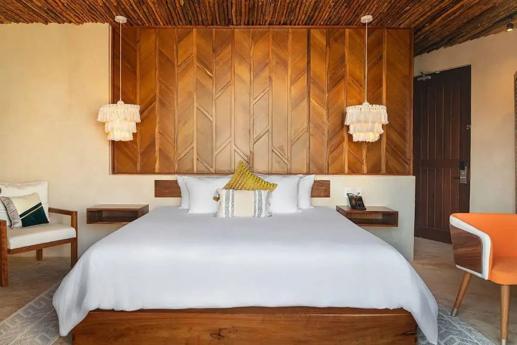 Rooftop Double Suite beachfront (full double bed)