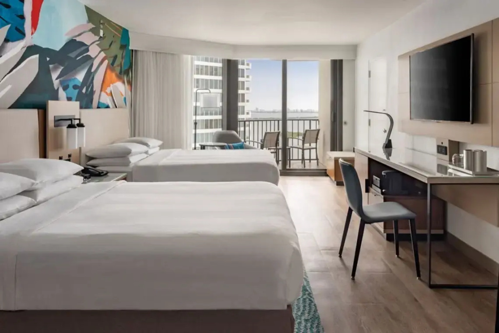Quadruple room with balcony and with partial bay view