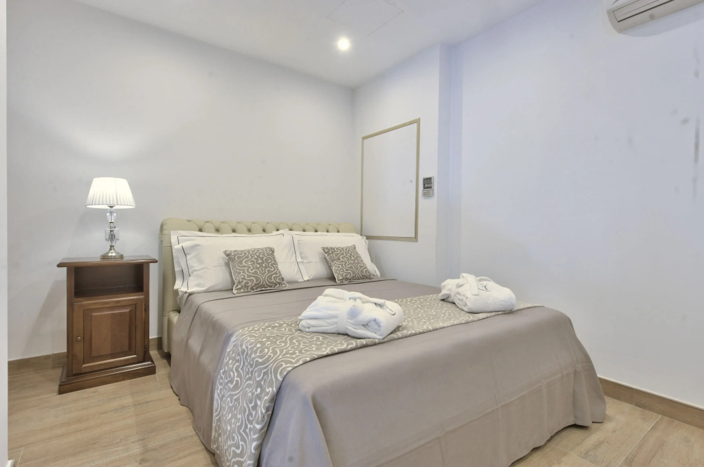 Double Suite (full double bed)