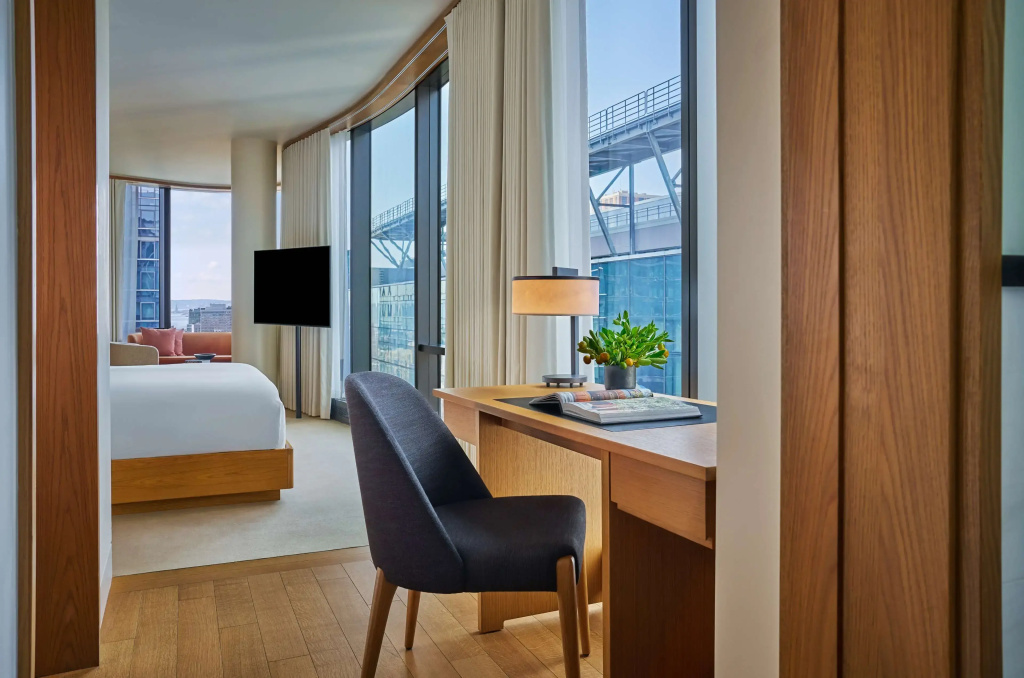 Corner Skyline view Double Studio Suite with city view (full double bed)