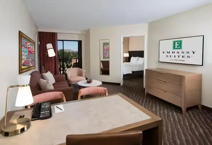 Embassy Suites by Hilton Phoenix Scottsdale - Chambres