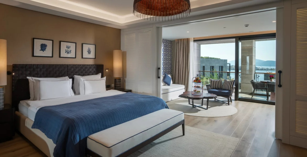 Двухместный номер Superior с видом на море двуспальная кровать в Kaya Palazzo Resort & Residences Le Chic Bodrum