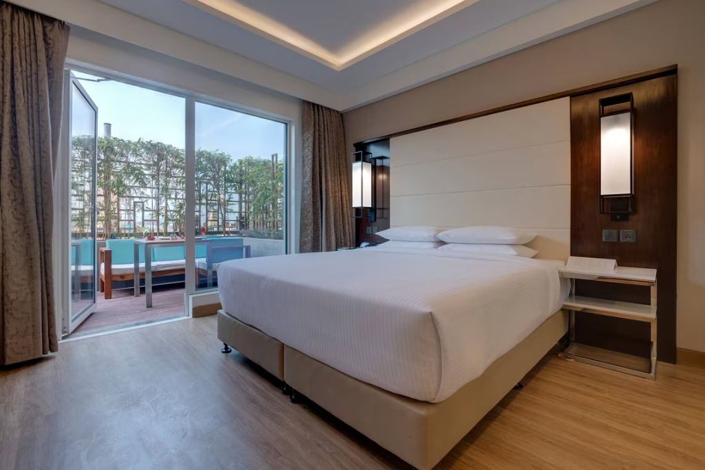Premier Executive Double room with balcony and Poolside (full double bed)