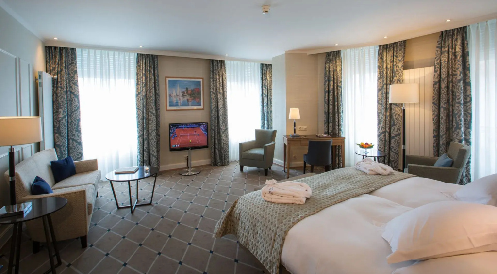 Suite with lake view