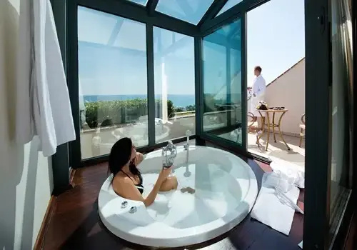 Deluxe Double Jacuzzi Suite (full double bed)