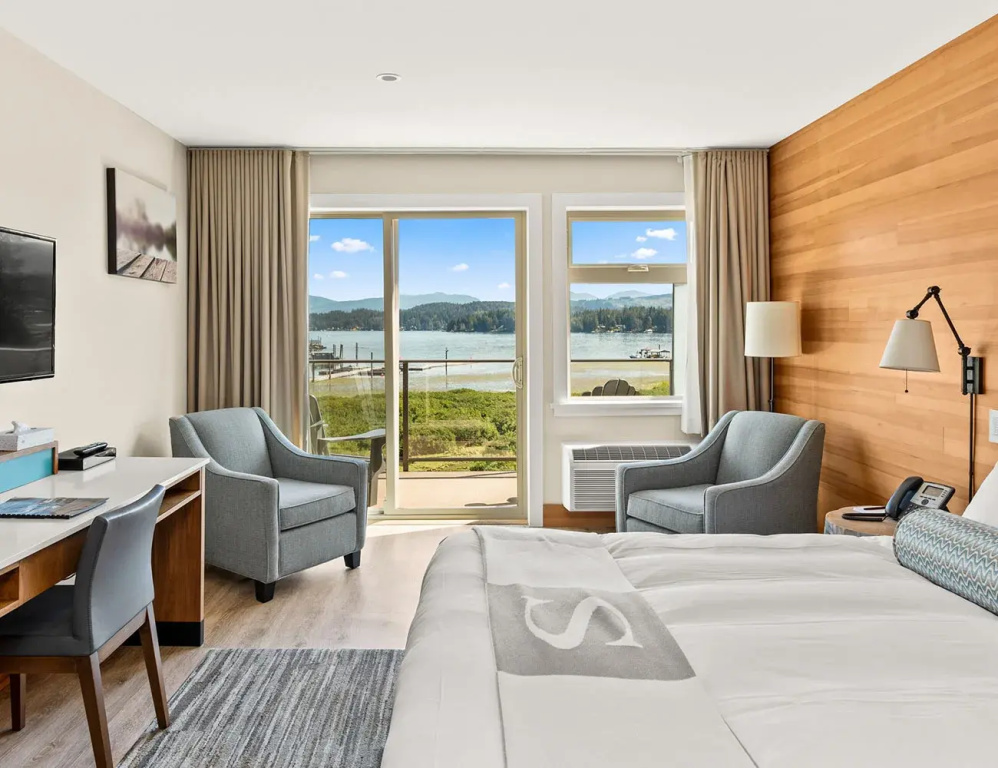 Deluxe Double room with balcony and with lake view (full double bed)