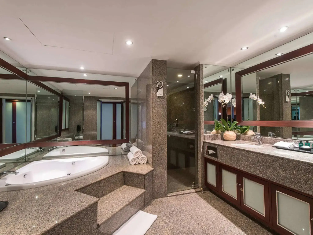 Двухместный люкс Presidential двуспальная кровать в Pullman Bangkok Hotel G