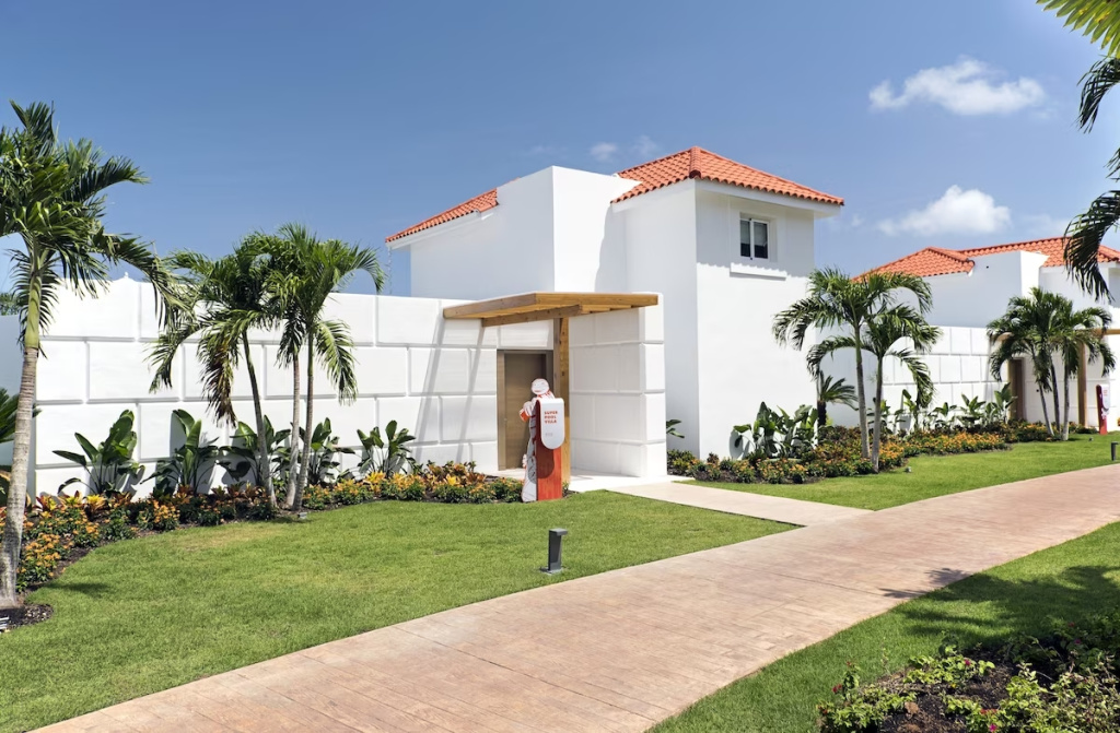 Nickelodeon Hotels & Resorts Punta Cana, בריכות ואזורי משחק צבעוניים מול החוף