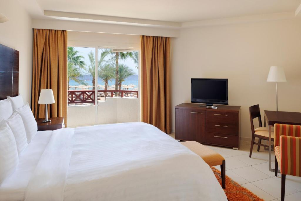 Двухместный люкс Executive с видом на море двуспальная кровать в Naama Bay Promenade Beach Resort by Accor