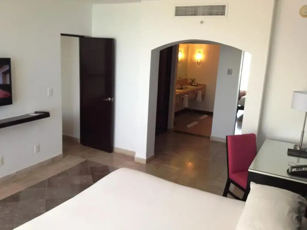 Presidential Double Suite oceanfront full double bed