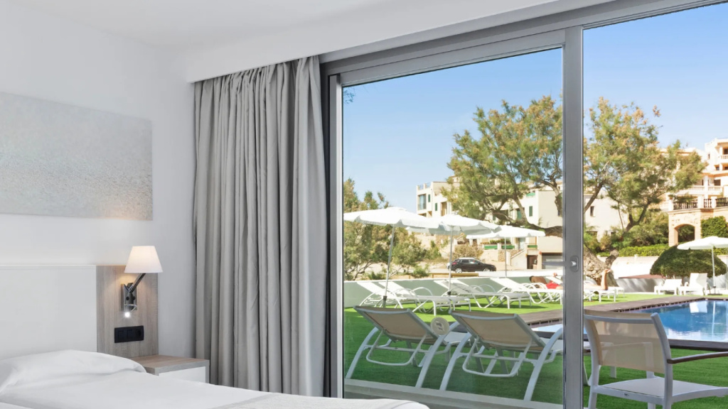 Premium Swim Up Single room