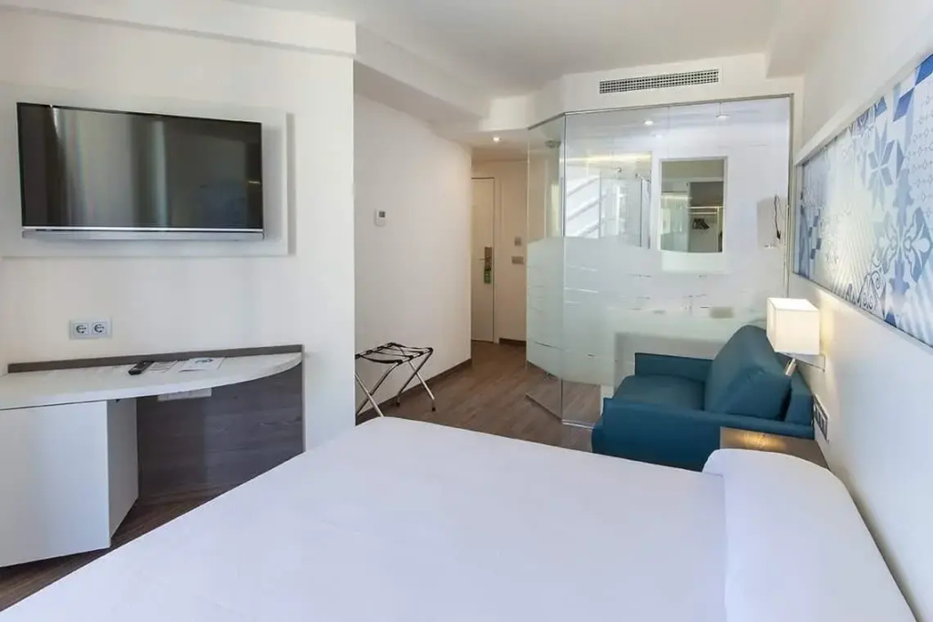 L Double room (twin beds)