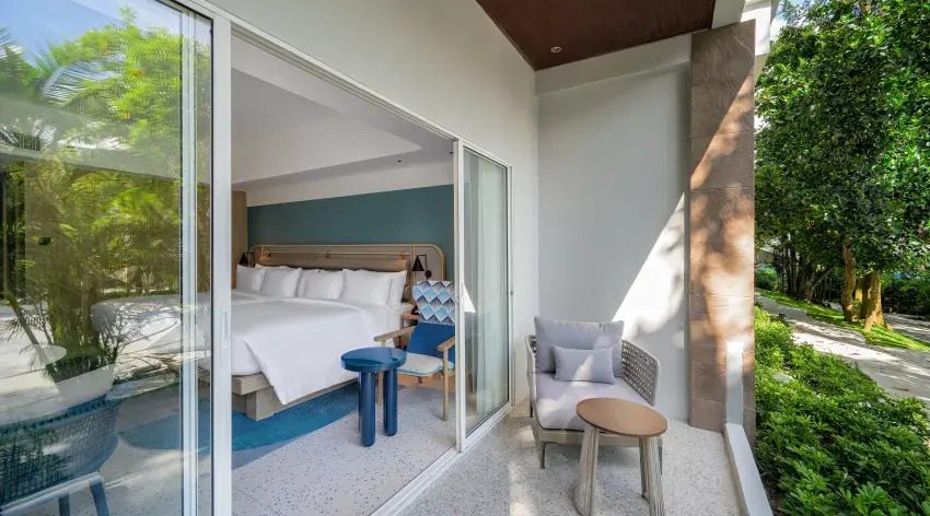 Номер Premium Deluxe с видом на бассейн в Centara Karon Resort Phuket